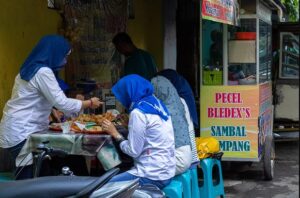 Read more about the article Menu Warung Makan yang Berbahaya TTS Tebak tebakan Lucu dan Jawabanya